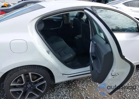 2017 Volvo S60 T5 Dynamic z USA, uszkodzony, nr VIN YV126MFL4H2432410